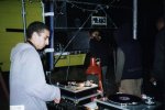 DJ fort nerveux au hardcore speedé (excellent !) sur son inconnu (from Palavas ?) au teknival de Nîmes, le 16 avril 2000